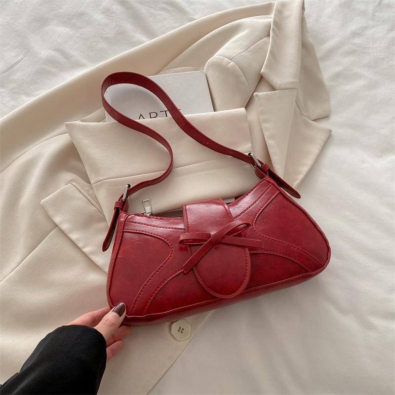 Серебристая маленькая сумка подмышку женская 2025 новая летняя нишевая дизайнерская сумка-багет на плечо высокой ценности красный
Серебристая маленькая сумка подмышку женская 2025 новая летняя нишевая дизайнерская сумка-багет на плечо высокой ценности красный