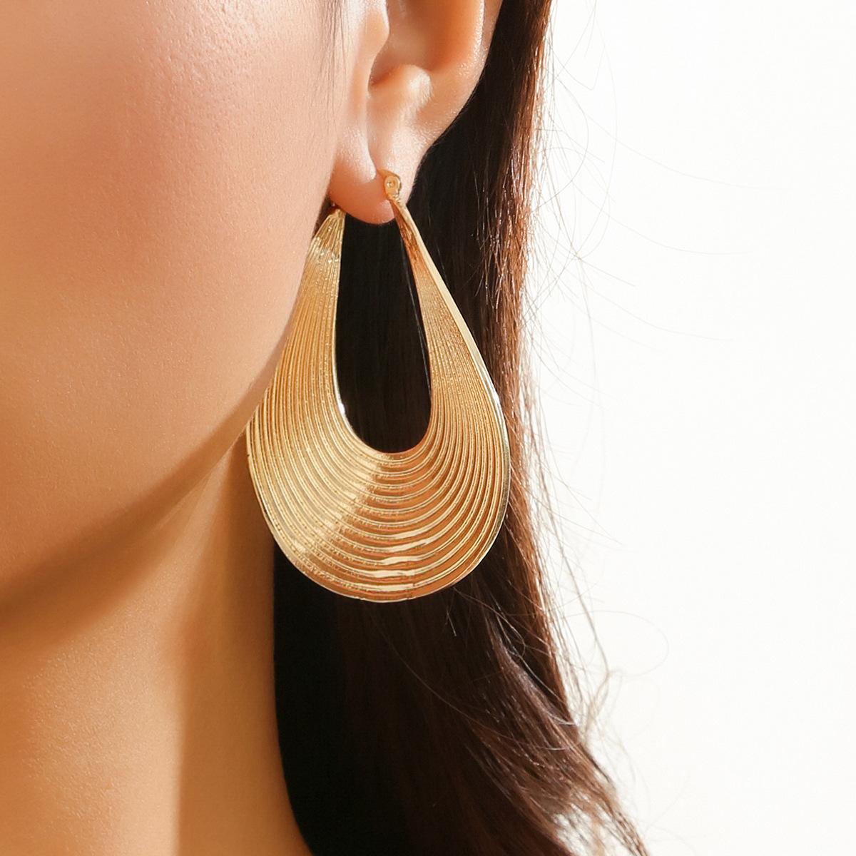 Exaggerated Retro Geometric Curved Striped Stud Earrings, Niche Design Metal Personalized Earrings
Exaggerated Retro Geometric Curved Striped Stud Earrings, Niche Design Metal Personalized Earrings