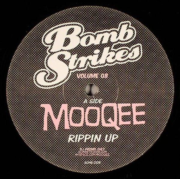 12inch Record MOOQEE - Bomb Strikes Volume 08 BOMB008 Bomb Strikes 2007 UK Dance & Electronica Used
12inch Record MOOQEE - Bomb Strikes Volume 08 BOMB008 Bomb Strikes 2007 UK Dance & Electronica Used