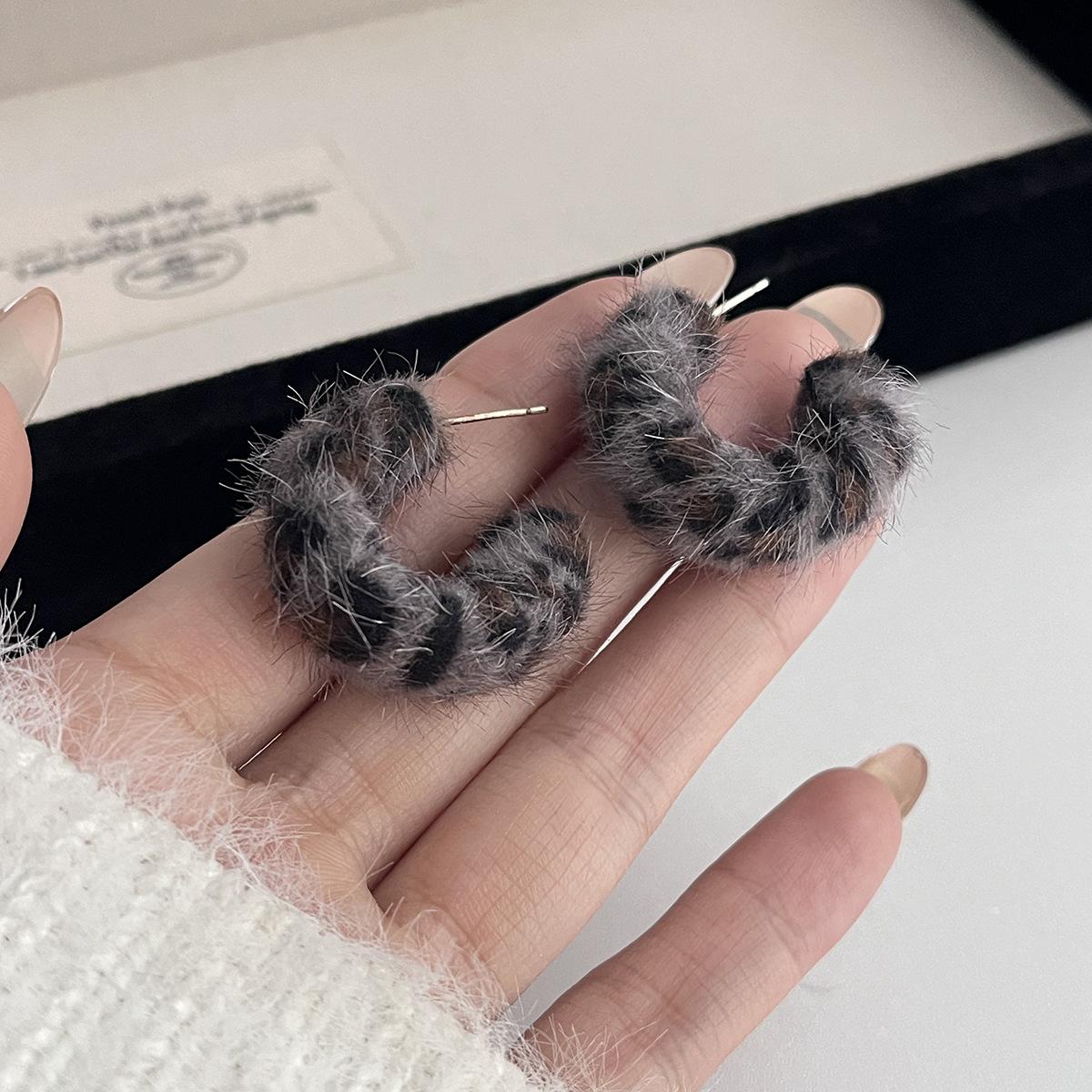 Retro High-End Autumn And Winter Plush Leopard Print C-Type Earrings Show The Face, Small Earrings Style Temperament Exaggerated Earrings Models
Retro High-End Autumn And Winter Plush Leopard Print C-Type Earrings Show The Face, Small Earrings Style Temperament Exaggerated Earrings Models