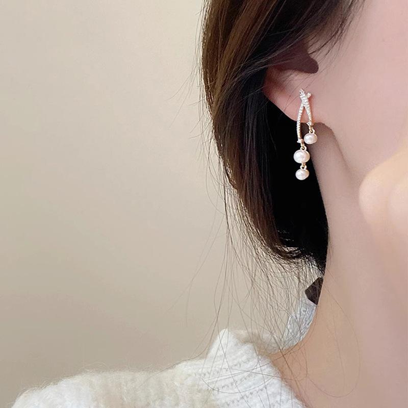 Zircon pearl fringed earrings French fashion stud earrings light luxury high temperament earrings women
Zircon pearl fringed earrings French fashion stud earrings light luxury high temperament earrings women