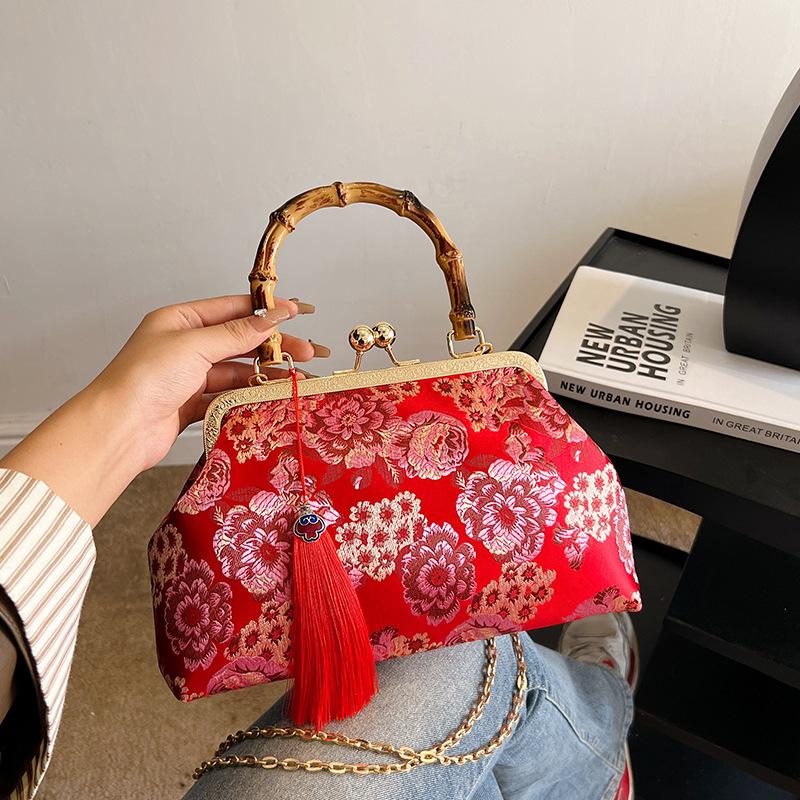 Ancient style embroidery flowers large capacity casual senior sense of modeling soft durable fashion exquisite new light luxury commuter handbag
Ancient style embroidery flowers large capacity casual senior sense of modeling soft durable fashion exquisite new light luxury commuter handbag