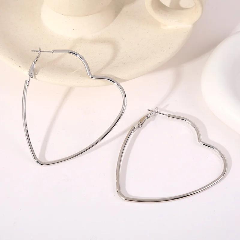 Big Heart Women s Hoop Earrings Metal Buckle Exaggerated Loop Earrings Punk Fashion Female Ear Zircon new in aretes de mujer
Big Heart Women s Hoop Earrings Metal Buckle Exaggerated Loop Earrings Punk Fashion Female Ear Zircon new in aretes de mujer