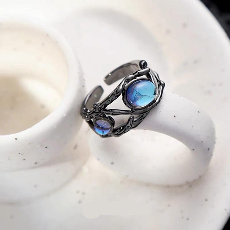 Niche Personalized Moonstone Black and White Men and Women Couple Ring, High-end Star Same Open Retro Light Luxury Ring
Niche Personalized Moonstone Black and White Men and Women Couple Ring, High-end Star Same Open Retro Light Luxury Ring