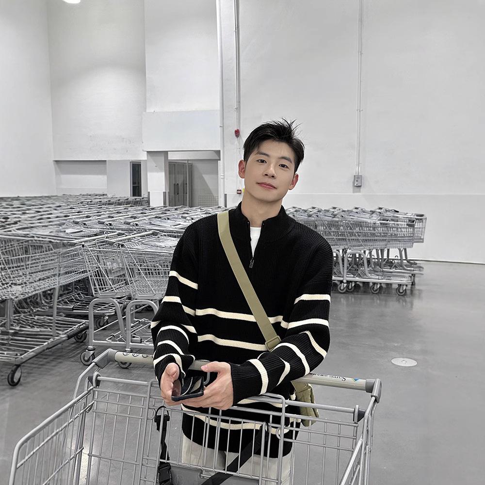 Men s Black & White Striped Half-Zip Sweater, Stand-Up Collar, Casual Loose Fit, Autumn/Winter Pullover Knitwear. 2XL чорний
Men s Black & White Striped Half-Zip Sweater, Stand-Up Collar, Casual Loose Fit, Autumn/Winter Pullover Knitwear. 2XL чорний