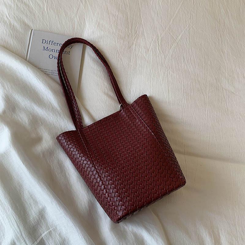 Retro fashion large-capacity bucket bag women s 2025 new fashionable woven armpit bag shoulder bag trendy handbag
Retro fashion large-capacity bucket bag women s 2025 new fashionable woven armpit bag shoulder bag trendy handbag