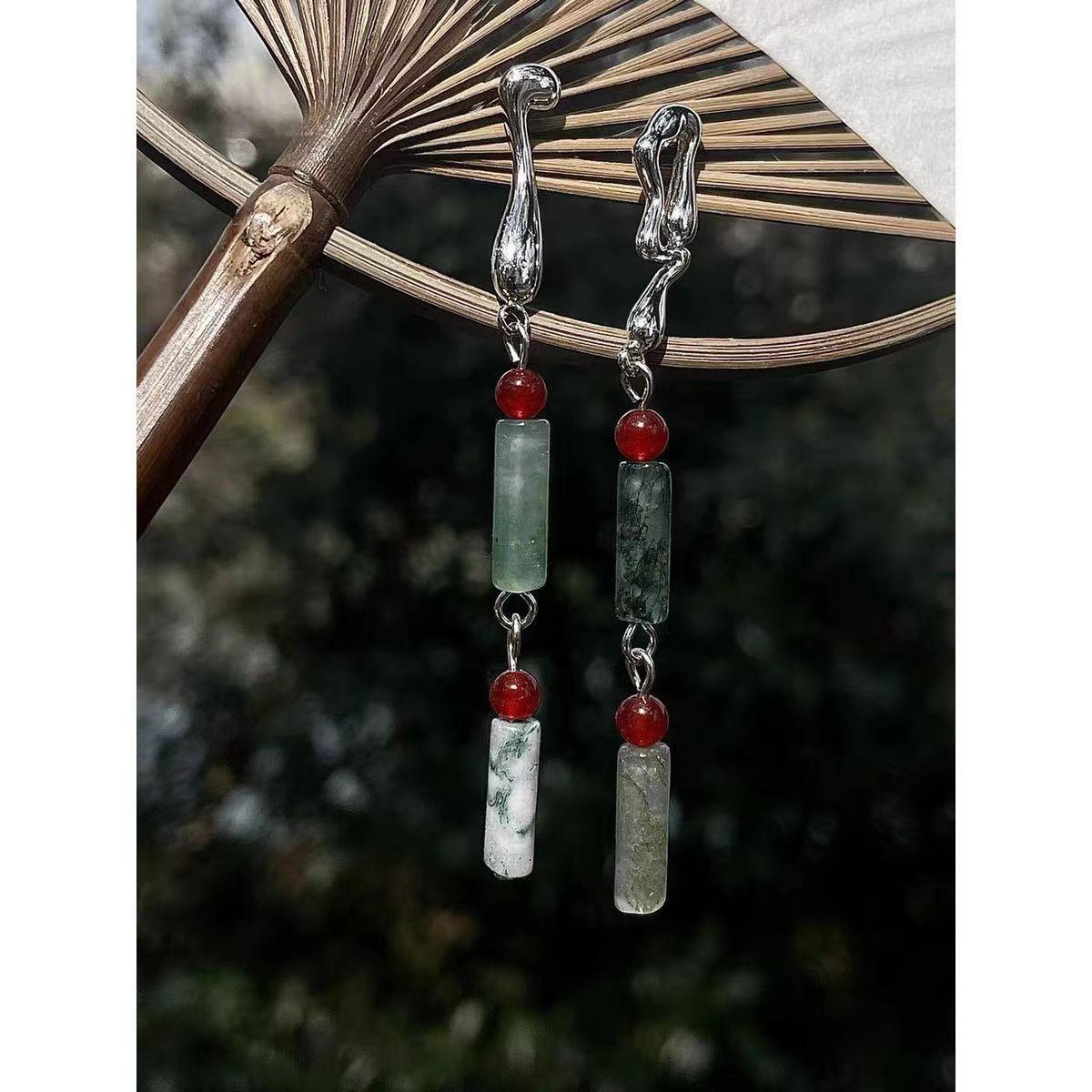 New Chinese natural jade beaded earrings, earrings, female niche design, high-end jade earrings.
New Chinese natural jade beaded earrings, earrings, female niche design, high-end jade earrings.