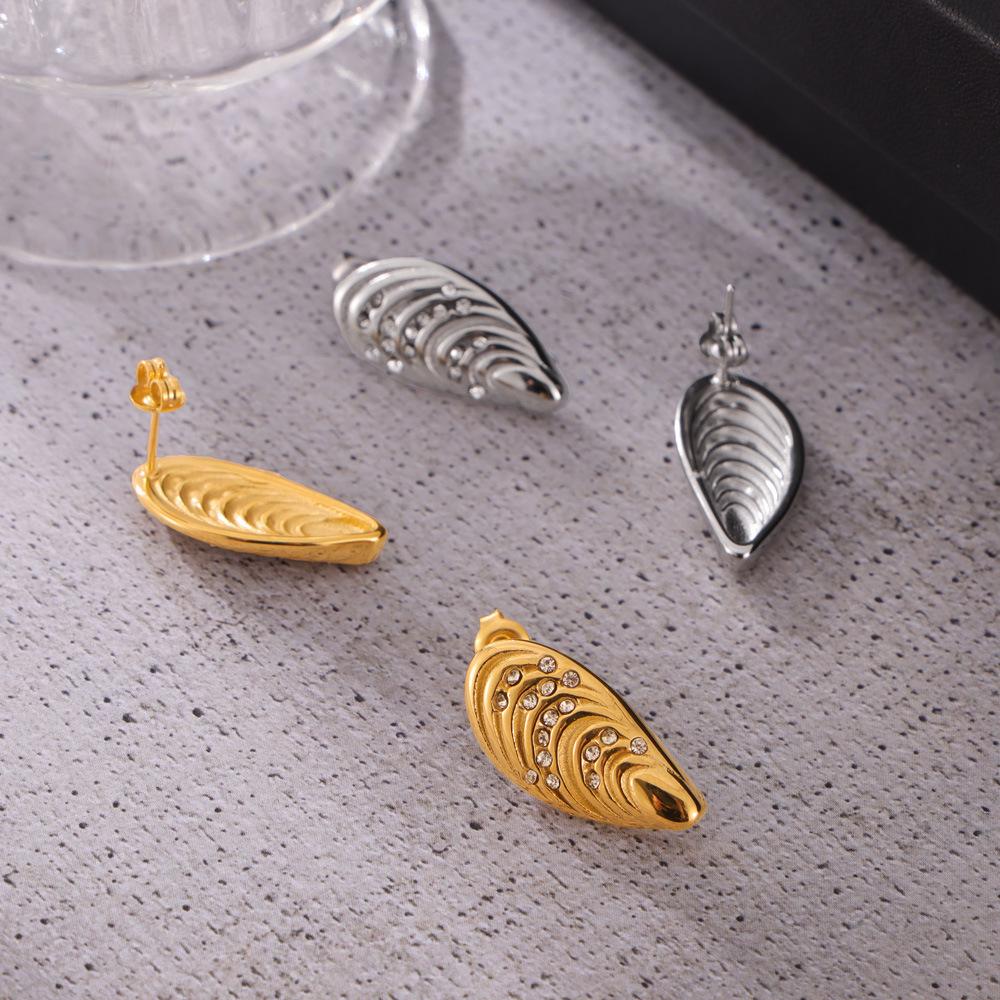 Retro Gold Texture Shell Stud Earrings with Inlaid Diamonds - Non-fading Stainless Steel Design
Retro Gold Texture Shell Stud Earrings with Inlaid Diamonds - Non-fading Stainless Steel Design