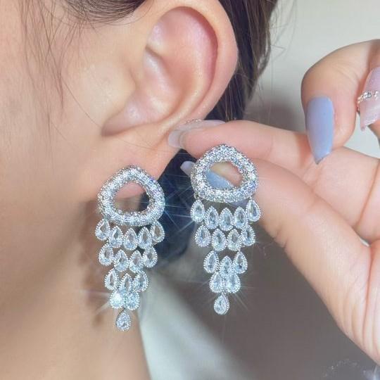 Light luxury European and American style fringed zircon long earrings fringed earrings heavy industry temperament earrings high-end diamond earrings
Light luxury European and American style fringed zircon long earrings fringed earrings heavy industry temperament earrings high-end diamond earrings