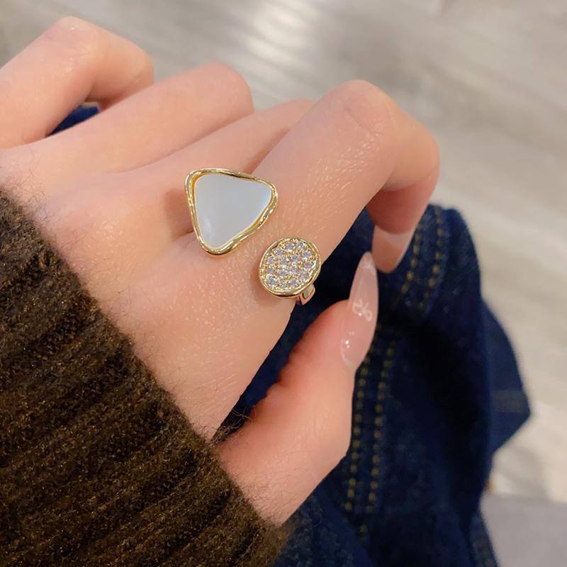 French new zircon triangle fritillary open ring light luxury simple versatile index finger ring fashion jewelry
French new zircon triangle fritillary open ring light luxury simple versatile index finger ring fashion jewelry