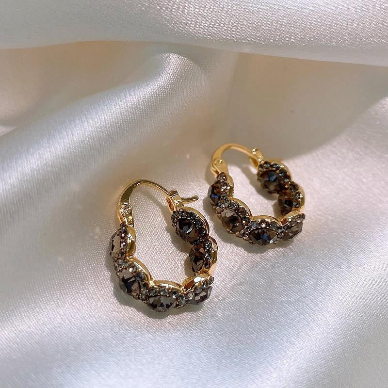 Круглые серьги-пусеты с бриллиантами, с женским темпераментом легкой роскоши, универсальные и модные серьги One Size
Круглые серьги-пусеты с бриллиантами, с женским темпераментом легкой роскоши, универсальные и модные серьги One Size