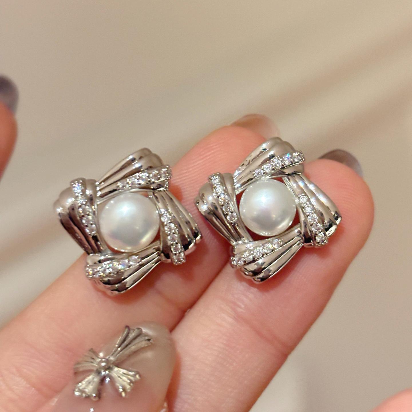 Heavy Industry Woven Natural Freshwater Pearl Stud Earrings Women s S925 Silver Needle Light Luxury High Sense Retro Temperament Earrings 2026 срібний
Heavy Industry Woven Natural Freshwater Pearl Stud Earrings Women s S925 Silver Needle Light Luxury High Sense Retro Temperament Earrings 2026 срібний