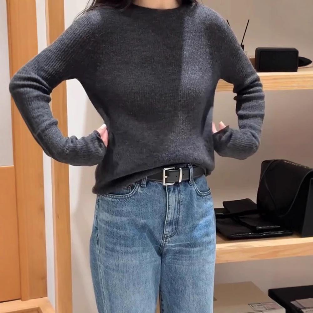 Charcoal Gray Soft Crew Neck Wool Sweater - 2024 Autumn Collection, Gentle Style, Versatile and Comfortable Knitwear L сірий колір/деревне вугілля
Charcoal Gray Soft Crew Neck Wool Sweater - 2024 Autumn Collection, Gentle Style, Versatile and Comfortable Knitwear L сірий колір/деревне вугілля