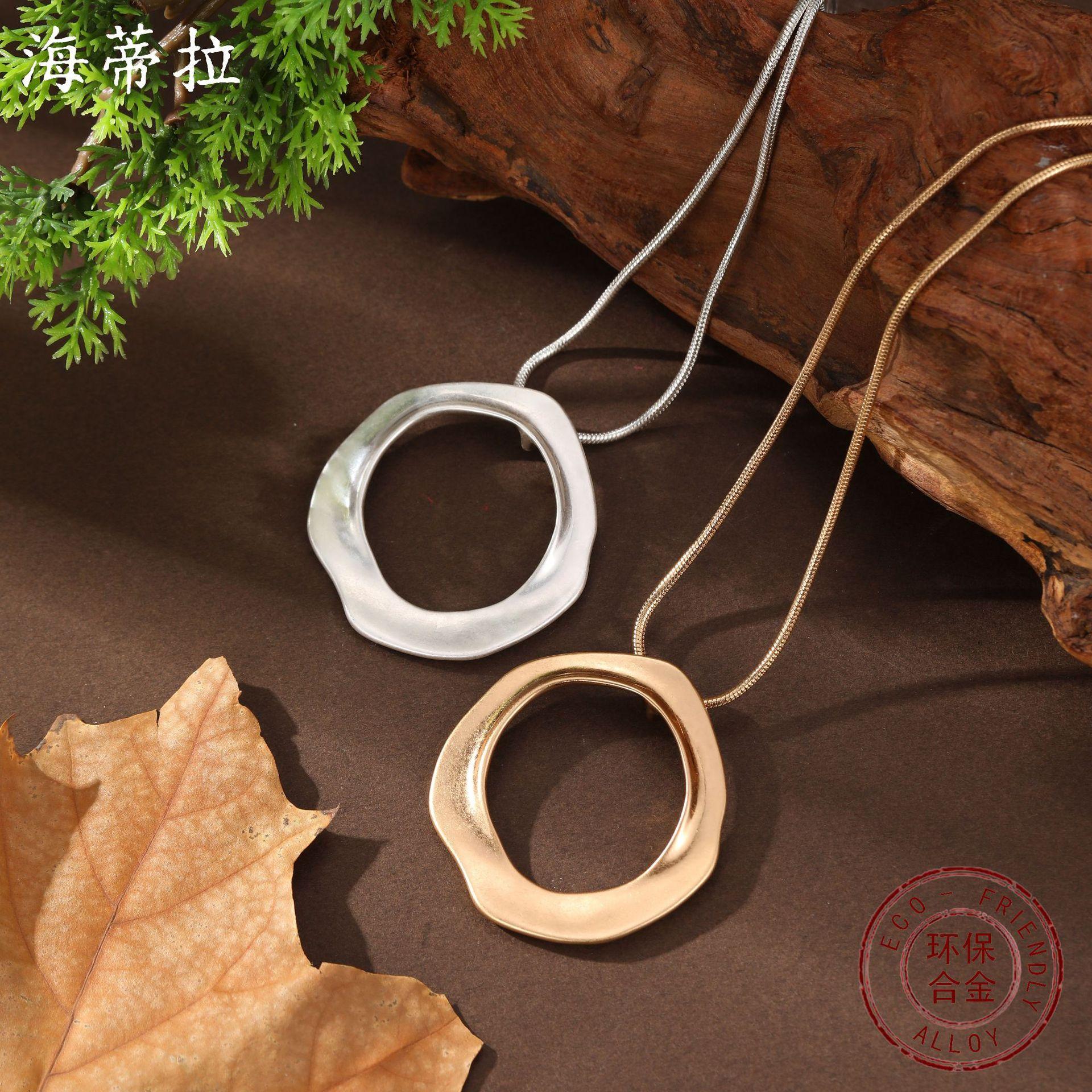 New sand-colored hollow ring snake bone chain pendant, women s fashion versatile geometric ring neck chain
New sand-colored hollow ring snake bone chain pendant, women s fashion versatile geometric ring neck chain