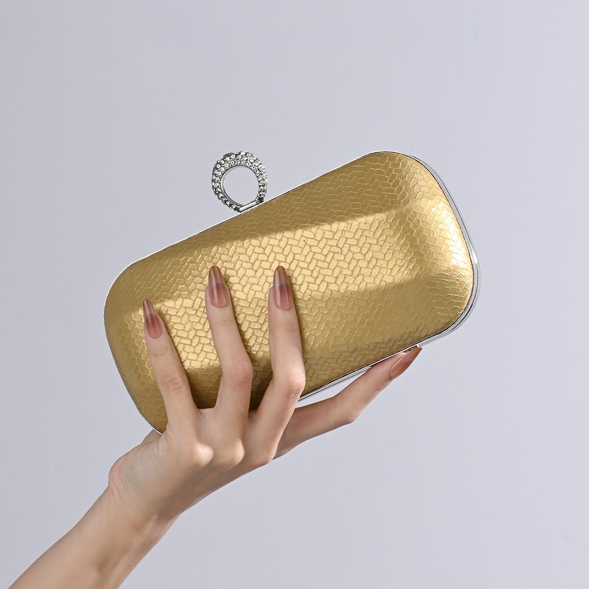 Women Fashionable Simple Clutch Bag Delicate Square Small Handbag Wedding Dinner Party Dress Evening Bag with Long Chain золотой
Women Fashionable Simple Clutch Bag Delicate Square Small Handbag Wedding Dinner Party Dress Evening Bag with Long Chain золотой