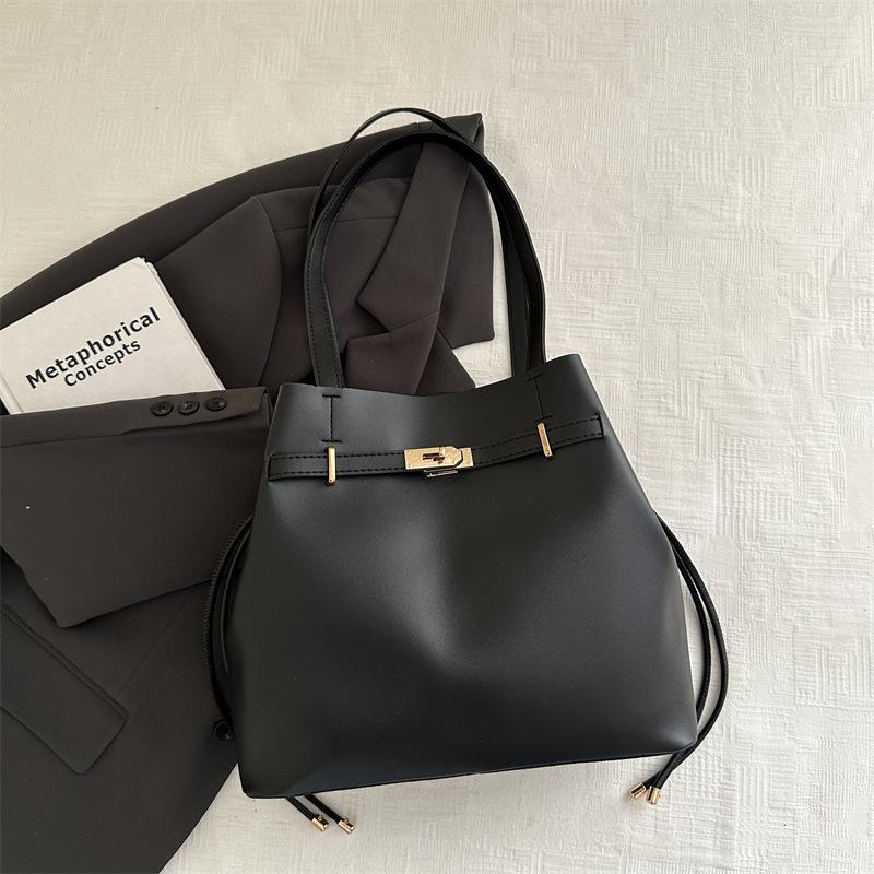 Classic personalized shoulder bag, new large-capacity textured bucket bag, fashionable and simple handbag.
Classic personalized shoulder bag, new large-capacity textured bucket bag, fashionable and simple handbag.