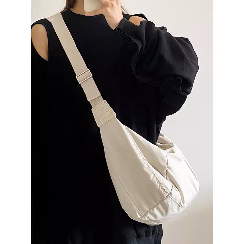 Wind messenger bag women s large-capacity dumpling bag pleated casual simple versatile shoulder bag
Wind messenger bag women s large-capacity dumpling bag pleated casual simple versatile shoulder bag