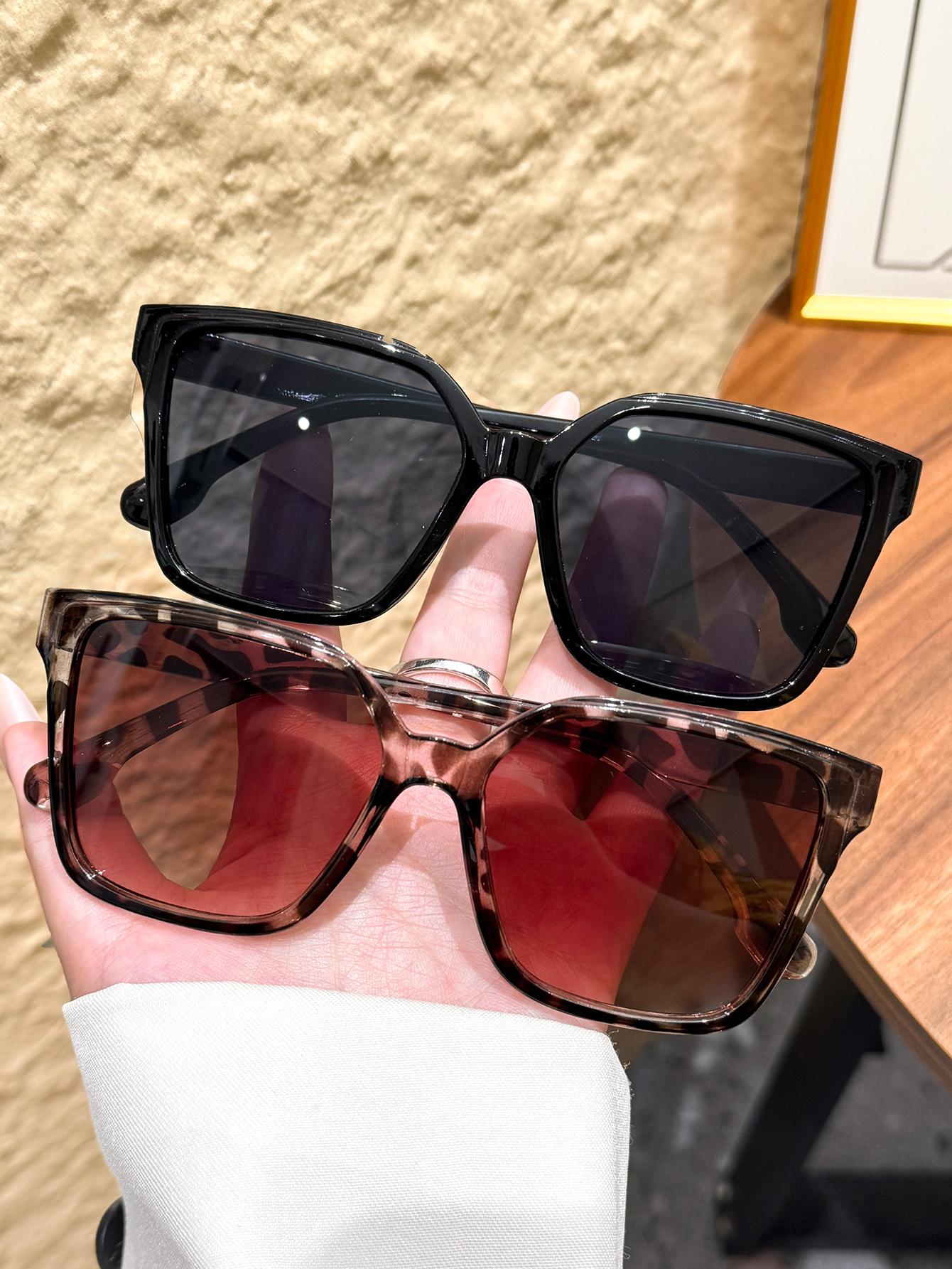 2Pcs/3Pcs Sunglasses with Large Square Frames, Vintage Black Retro Glasses for Beach Vacation and Outdoor Activities
2Pcs/3Pcs Sunglasses with Large Square Frames, Vintage Black Retro Glasses for Beach Vacation and Outdoor Activities