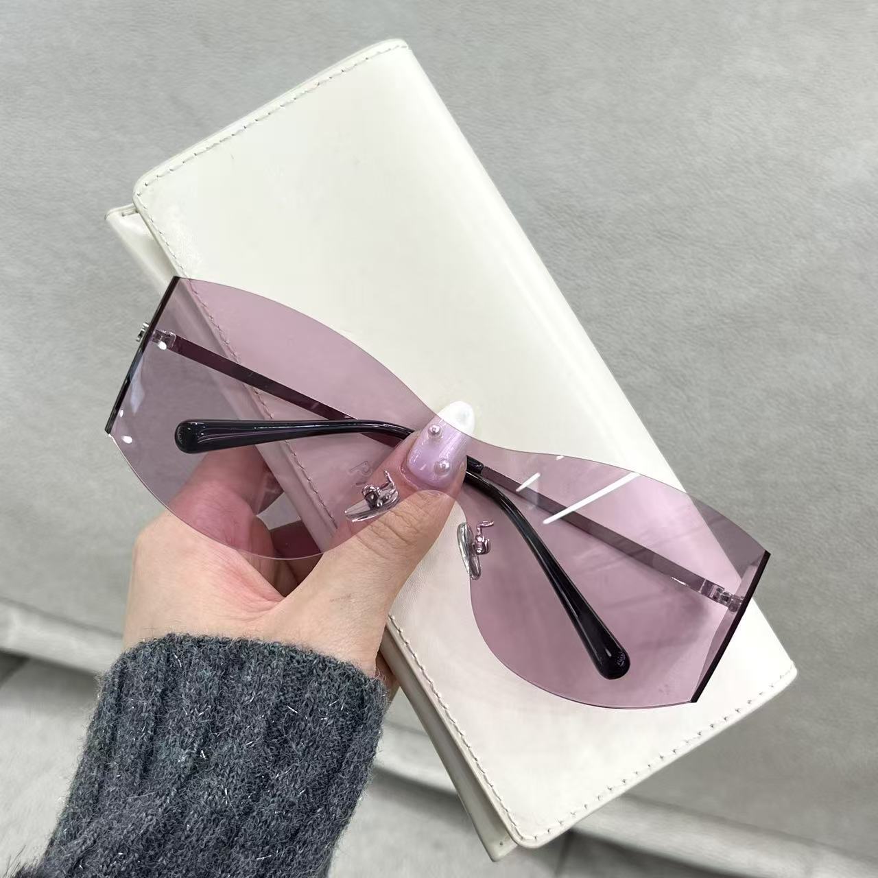 European and American outdoor sports cycling glasses mountaineering skiing sunglasses one-piece silver eye protection windproof glasses sunglasses men
European and American outdoor sports cycling glasses mountaineering skiing sunglasses one-piece silver eye protection windproof glasses sunglasses men