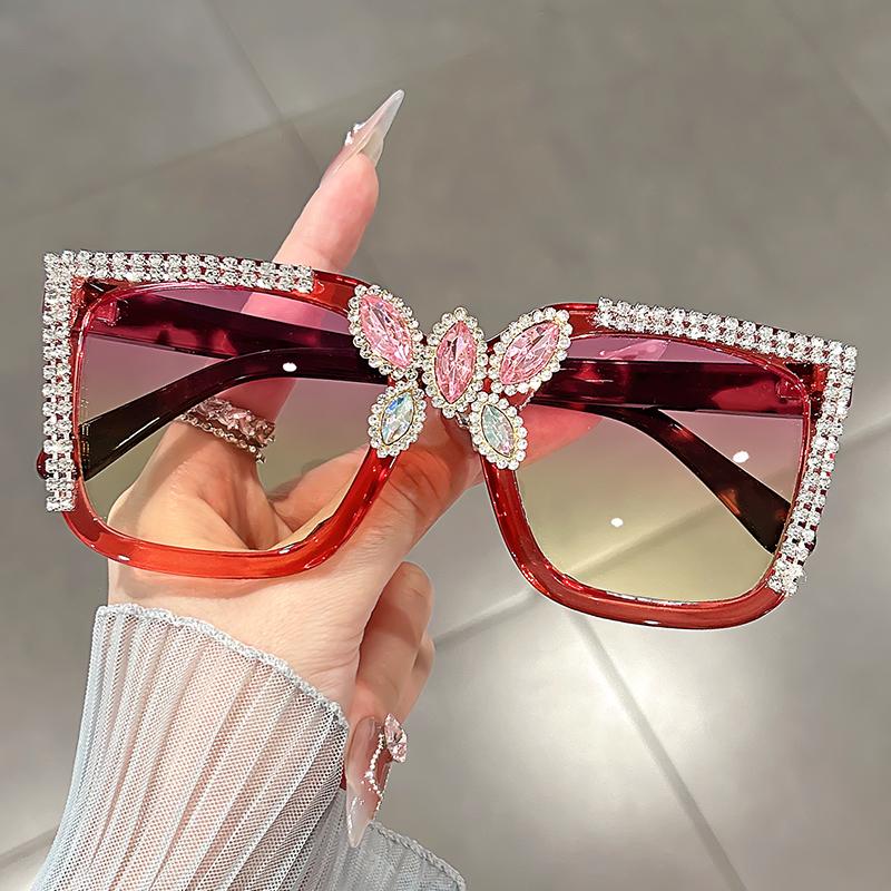 Новые большие квадратные солнцезащитные очки для вечеринок с персонализацией, модный аксессуар для позирования с бриллиантами красный
Новые большие квадратные солнцезащитные очки для вечеринок с персонализацией, модный аксессуар для позирования с бриллиантами красный