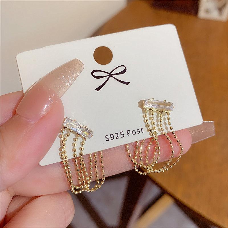 111 silver needle Yang Chaoyue is the same zircon stud earrings, feminine high-end tassel earrings, small and exquisite earrings 925 silver needle
111 silver needle Yang Chaoyue is the same zircon stud earrings, feminine high-end tassel earrings, small and exquisite earrings 925 silver needle