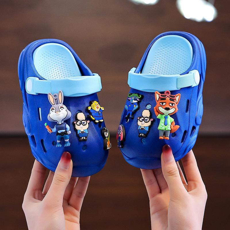 Animal City EVA Summer new two-tone cute cartoon clogs for boys and girls, suitable for home use and learning to walk 22-23Code темно-синього кольору
Animal City EVA Summer new two-tone cute cartoon clogs for boys and girls, suitable for home use and learning to walk 22-23Code темно-синього кольору