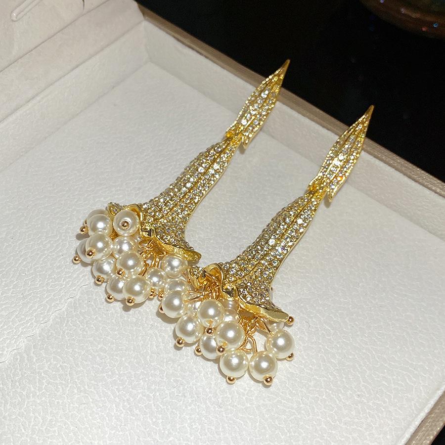 European and American retro silver needle diamond pearl flower earrings exquisite fashion pendant earrings light luxury high-end earrings women
European and American retro silver needle diamond pearl flower earrings exquisite fashion pendant earrings light luxury high-end earrings women