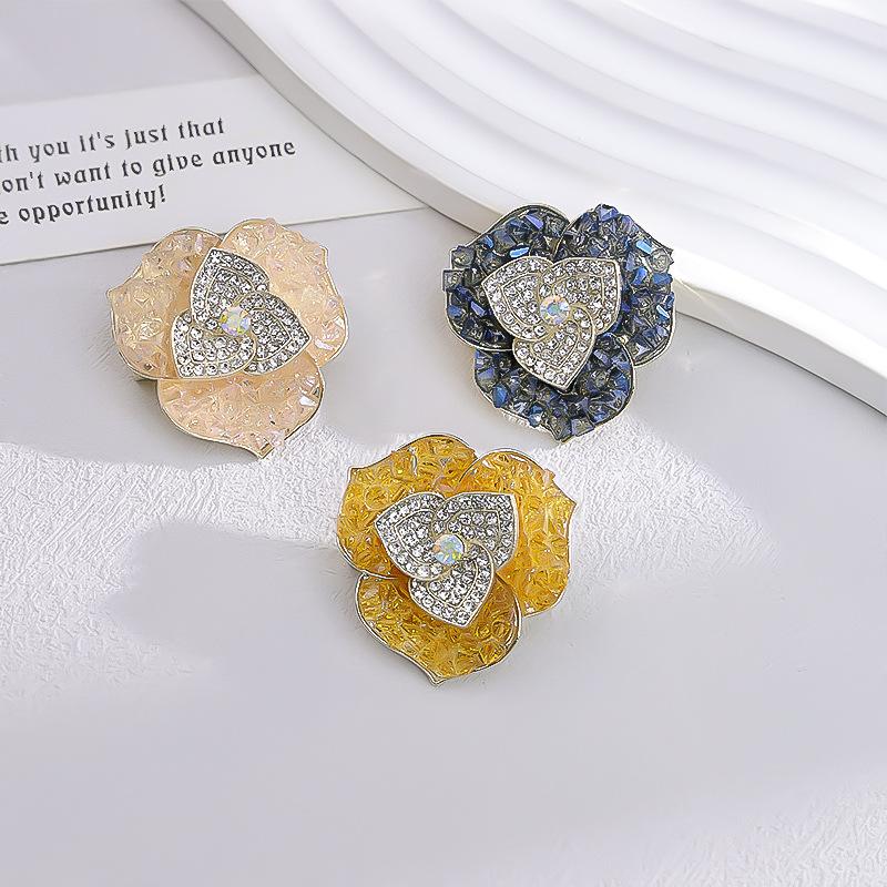 Rhinestone zircon flower brooch women s high-end corsage design niche pin women s luxury temperament exquisite matching
Rhinestone zircon flower brooch women s high-end corsage design niche pin women s luxury temperament exquisite matching