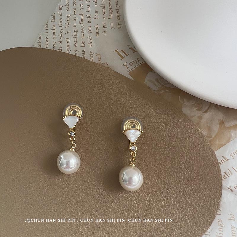 No ear piercings, ear clips, Fritillary pearl stud earrings, retro light luxury earrings, niche high-grade mosquito coil disc earrings.
No ear piercings, ear clips, Fritillary pearl stud earrings, retro light luxury earrings, niche high-grade mosquito coil disc earrings.