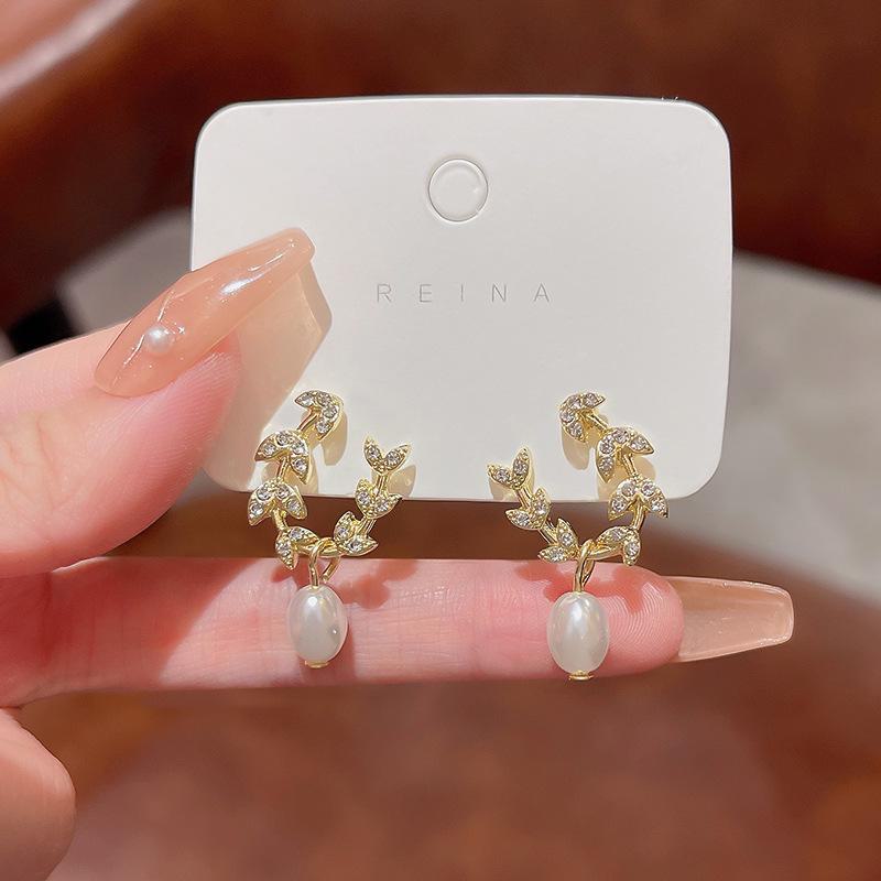Exquisite Pearl Leaf Earrings with 925 Silver Needles - High-End, Trendy Design for Women
Exquisite Pearl Leaf Earrings with 925 Silver Needles - High-End, Trendy Design for Women