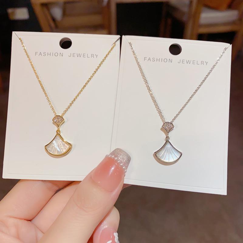 Exquisite High-End Mother-of-Pearl Fan Necklace - Versatile Luxury Choker Chain Accessory
Exquisite High-End Mother-of-Pearl Fan Necklace - Versatile Luxury Choker Chain Accessory