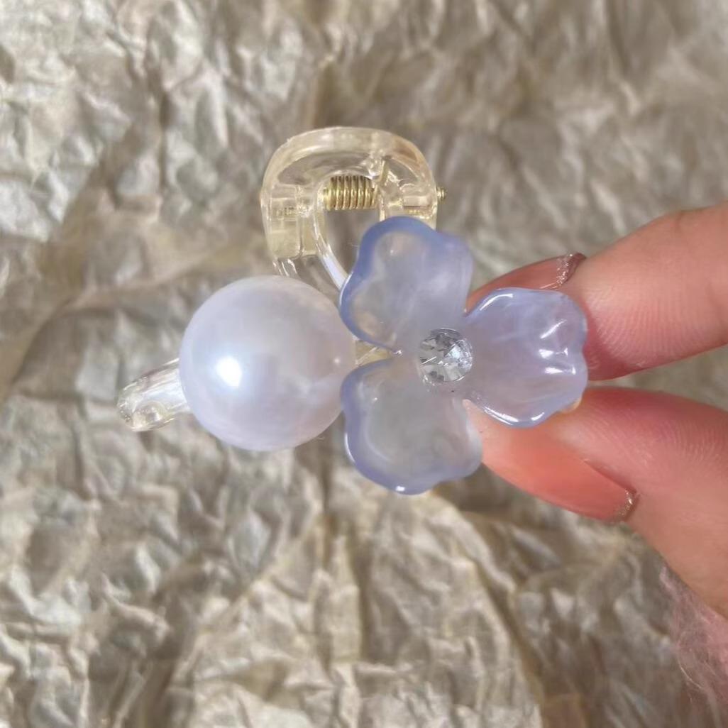 Acrylic Small Pearl Clip Women Fashionable High-end Princess Head Side New Versatile Fringe світло-синій колір
Acrylic Small Pearl Clip Women Fashionable High-end Princess Head Side New Versatile Fringe світло-синій колір