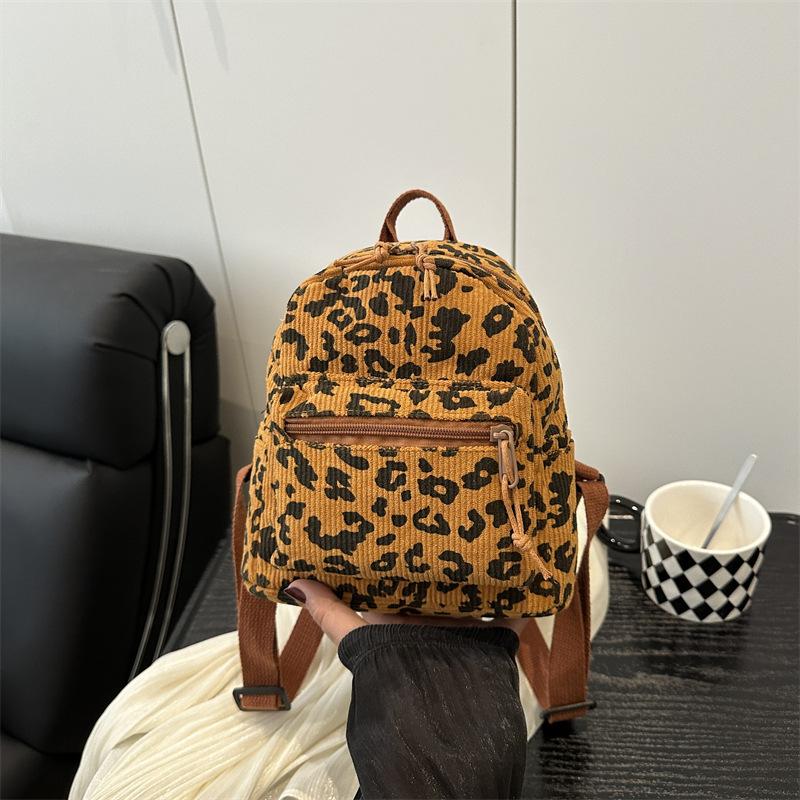 Popular niche leopard print women s backpack 2025 new spring versatile backpack mini schoolbag хакі
Popular niche leopard print women s backpack 2025 new spring versatile backpack mini schoolbag хакі