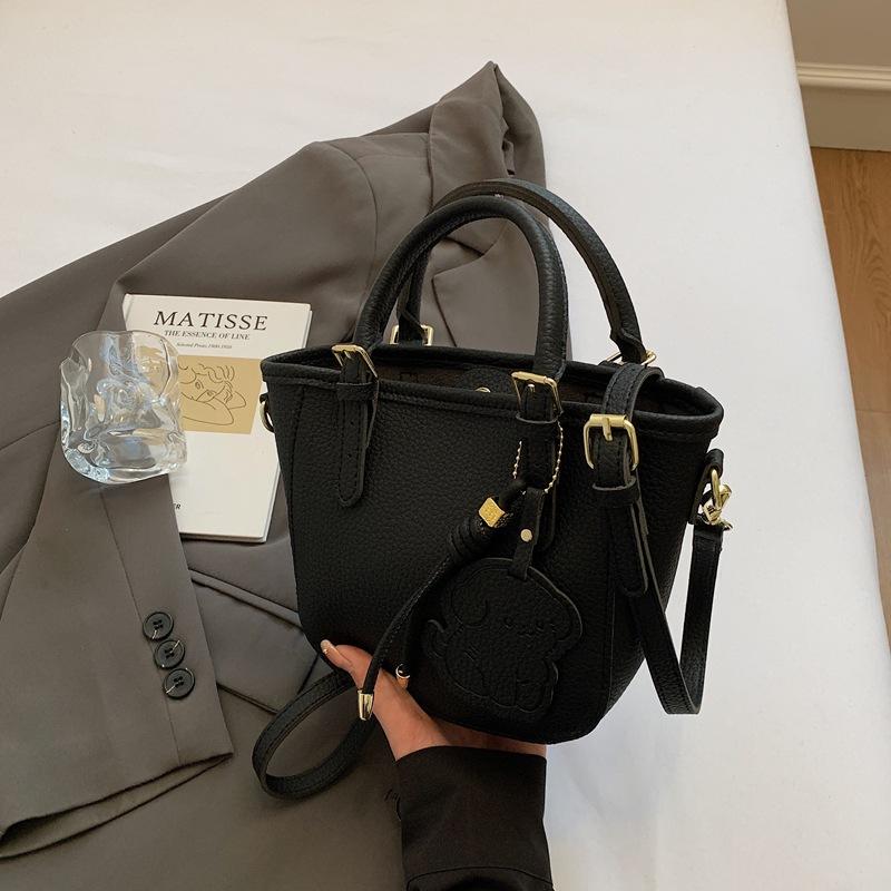 Simple and stylish handbag New casual shoulder small tote bag Casual commuter messenger bag чёрный
Simple and stylish handbag New casual shoulder small tote bag Casual commuter messenger bag чёрный