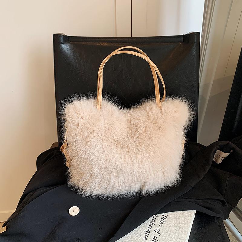 Furry portable small bag 2025 new fashion pearl furry bucket bag autumn texture women s messenger bag бежевий
Furry portable small bag 2025 new fashion pearl furry bucket bag autumn texture women s messenger bag бежевий