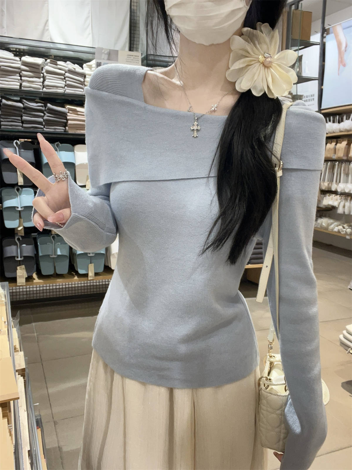 Temperament elegant leaking collarbone knitted sweater women s autumn and winter long-sleeved inner backing top soft waxy design sweater S
Temperament elegant leaking collarbone knitted sweater women s autumn and winter long-sleeved inner backing top soft waxy design sweater S