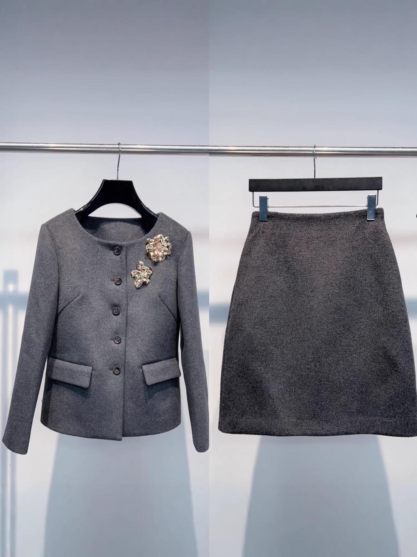 2025 Autumn/Winter Gray Floral Brooch Wool Suit Jacket with A-line Skirt Medium
2025 Autumn/Winter Gray Floral Brooch Wool Suit Jacket with A-line Skirt Medium