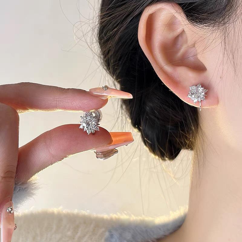 Ear clips without ear piercings, advanced sense~ simple temperament zircon stud earrings, fashionable versatile snowflake earrings
Ear clips without ear piercings, advanced sense~ simple temperament zircon stud earrings, fashionable versatile snowflake earrings