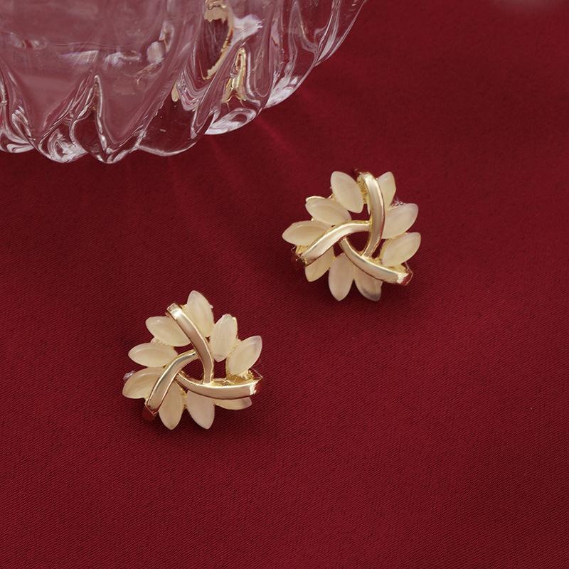 Korean silver needle opal French petal stud earrings female niche design temperament simple new earrings tide золотой
Korean silver needle opal French petal stud earrings female niche design temperament simple new earrings tide золотой