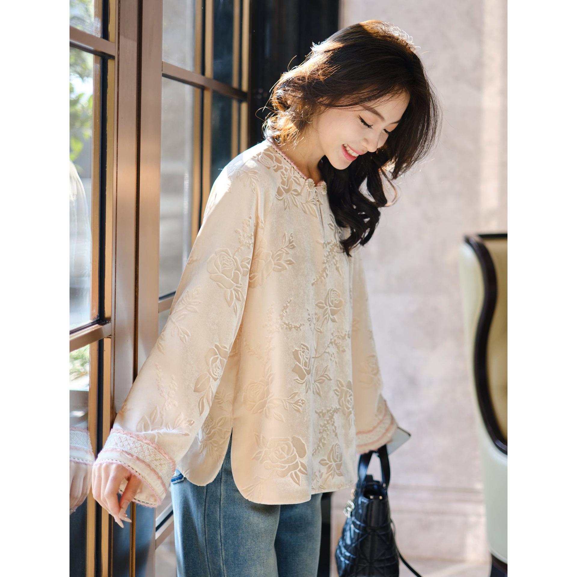 Rongtai Velvet Silk Top with Gold Thread Jacquard Rose Pattern - New Chinese Style Women s Shirt. Medium абрикосовий
Rongtai Velvet Silk Top with Gold Thread Jacquard Rose Pattern - New Chinese Style Women s Shirt. Medium абрикосовий