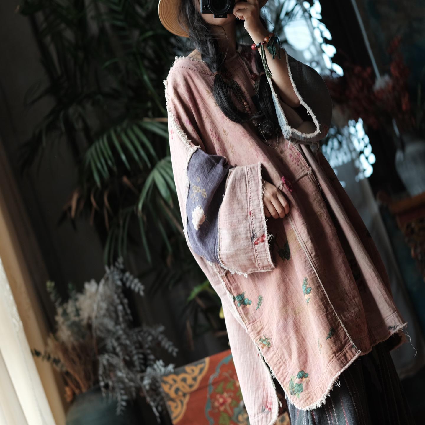 Ретро халат Little Mud Girl зі шматочками тканини та круглим вирізом One Size
Ретро халат Little Mud Girl зі шматочками тканини та круглим вирізом One Size