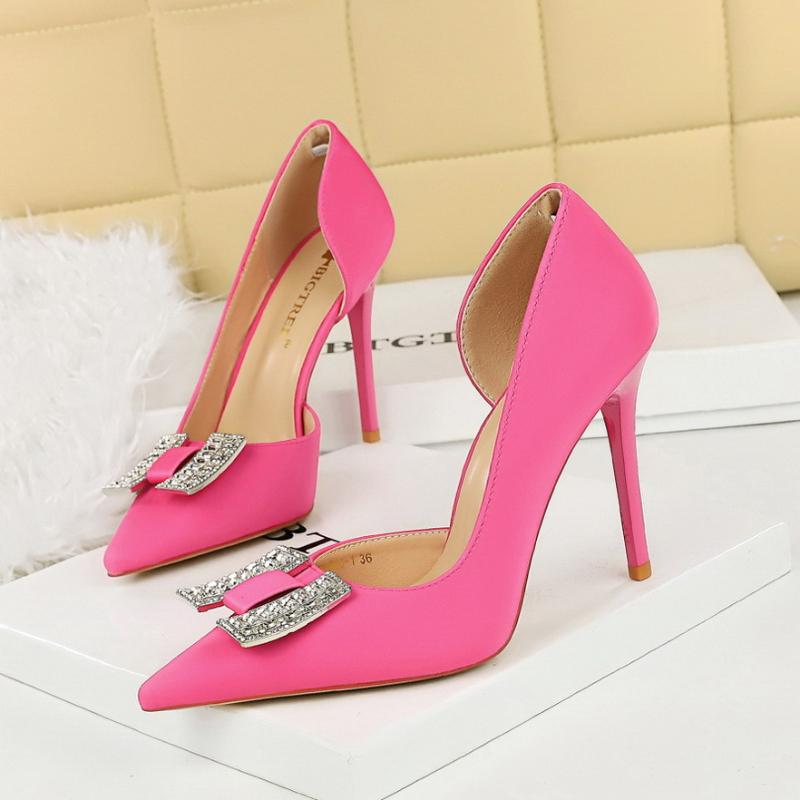 Мода Европа Америка Дизайнер Женские Туфли Новые Высокие Каблуки Стилет Летние Простые Сандалии Замшевые Женские Туфли Полые Грация 313-6 35
Мода Европа Америка Дизайнер Женские Туфли Новые Высокие Каблуки Стилет Летние Простые Сандалии Замшевые Женские Туфли Полые Грация 313-6 35