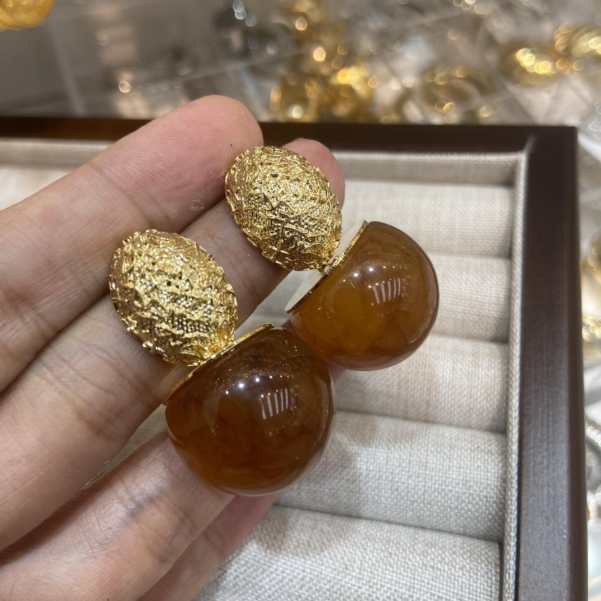 Винтажные круглые серьги Майяра, янтарные серьги-гвоздики, женские серьги-гвоздики в гонконгском стиле, осенне-зимние, медные, позолоченные, темпераментные
Винтажные круглые серьги Майяра, янтарные серьги-гвоздики, женские серьги-гвоздики в гонконгском стиле, осенне-зимние, медные, позолоченные, темпераментные