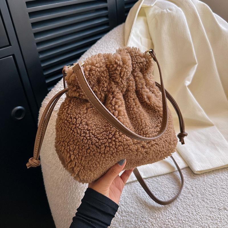 Large Capacity Plush Bag Female Fall And Winter Hairy Handheld Shoulder Slanting Cross Furry Simple Versatile Premium
Large Capacity Plush Bag Female Fall And Winter Hairy Handheld Shoulder Slanting Cross Furry Simple Versatile Premium