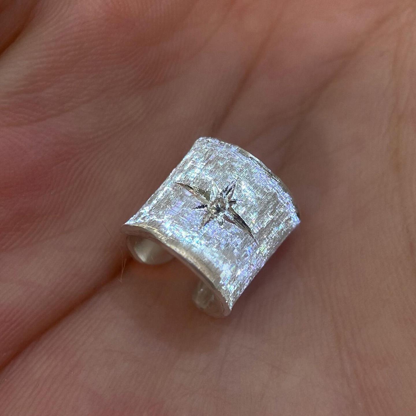 Серебряная матовая широкая вставка со вставкой из бриллиантов в форме звезды, клипса для уха, оригинальный дизайн, очаровательные и сверкающие серьги для женщин, ювелирные изделия
Серебряная матовая широкая вставка со вставкой из бриллиантов в форме звезды, клипса для уха, оригинальный дизайн, очаровательные и сверкающие серьги для женщин, ювелирные изделия