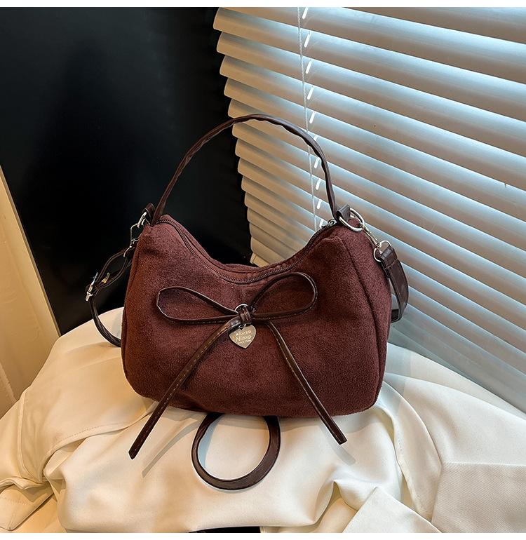 Ретро матовая сумка-бант маленькая женская 2025 новая модная замшевая портативная сумка-пельмень осень и зима сумка-мессенджер
Ретро матовая сумка-бант маленькая женская 2025 новая модная замшевая портативная сумка-пельмень осень и зима сумка-мессенджер