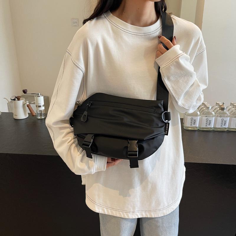 Black casual waterproof Oxford cloth messenger bag niche popular campus messenger bag couple versatile breast bag
Black casual waterproof Oxford cloth messenger bag niche popular campus messenger bag couple versatile breast bag