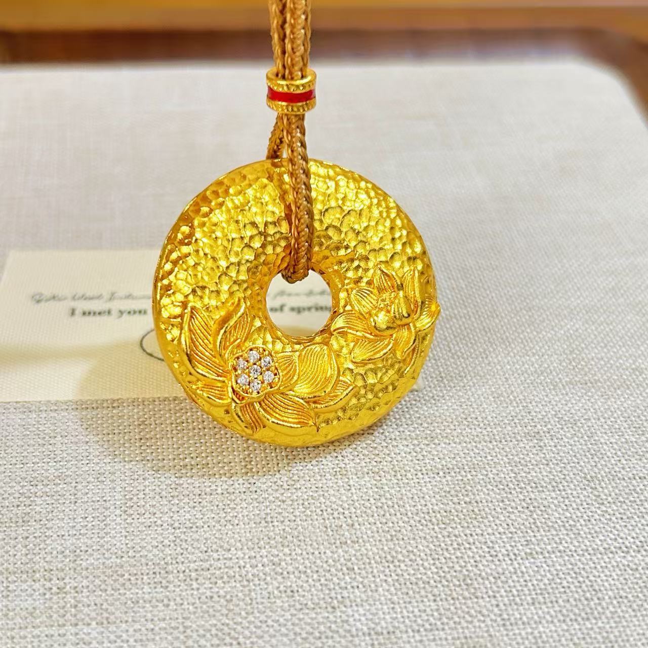 Safety buckle pendant necklace ancient round niche design jewelry
Safety buckle pendant necklace ancient round niche design jewelry