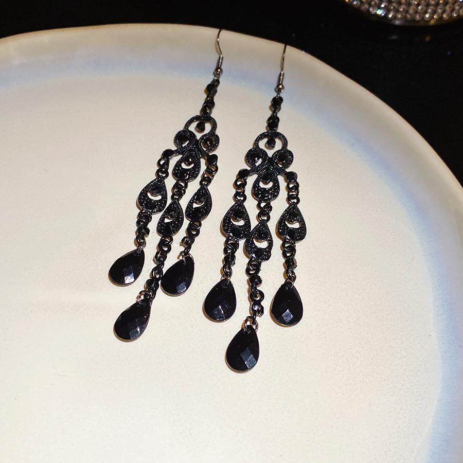 European and American diamond-encrusted water droplets hollow fringed ears court style heavy industry earrings light luxury high-end earrings
European and American diamond-encrusted water droplets hollow fringed ears court style heavy industry earrings light luxury high-end earrings