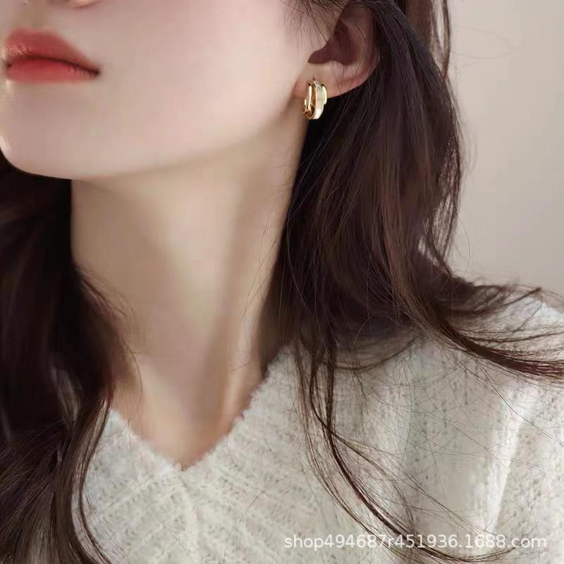 Новые французские серьги Fritillaria, легкая роскошь и высокое качество, двойное металлическое кольцо, серьги в уникальном и изысканном стиле
Новые французские серьги Fritillaria, легкая роскошь и высокое качество, двойное металлическое кольцо, серьги в уникальном и изысканном стиле